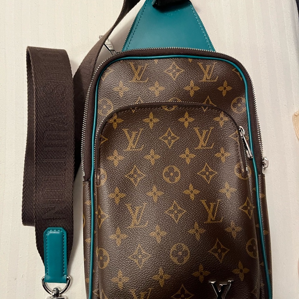 ****AUTHENTIC Louis Vuitton Avenue Slingbag NEW*****